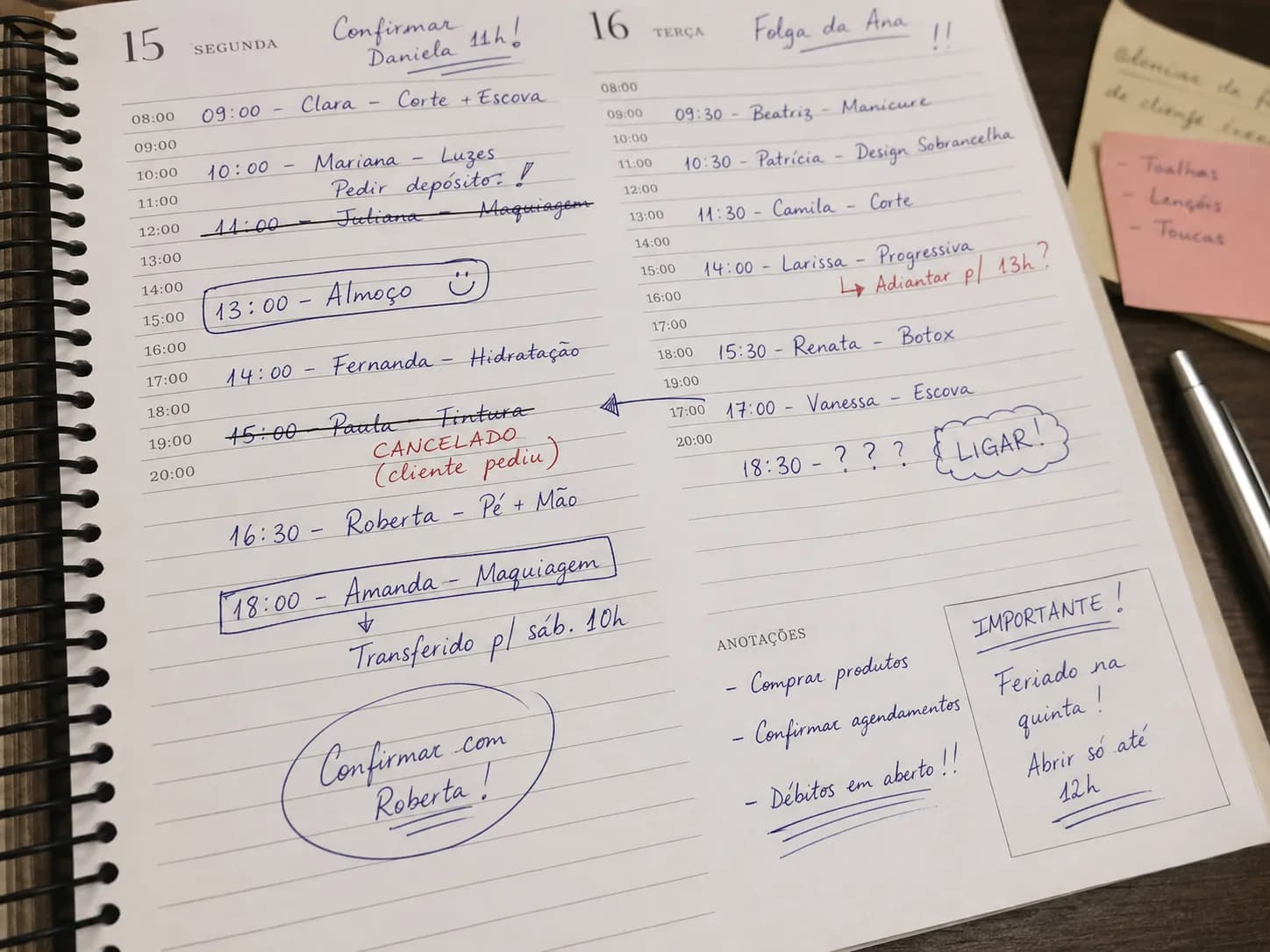 Livro de marcações em papel, com nomes riscados, uma marcação cancelada a vermelho, outra transferida para sábado e um horário por preencher às 18:30