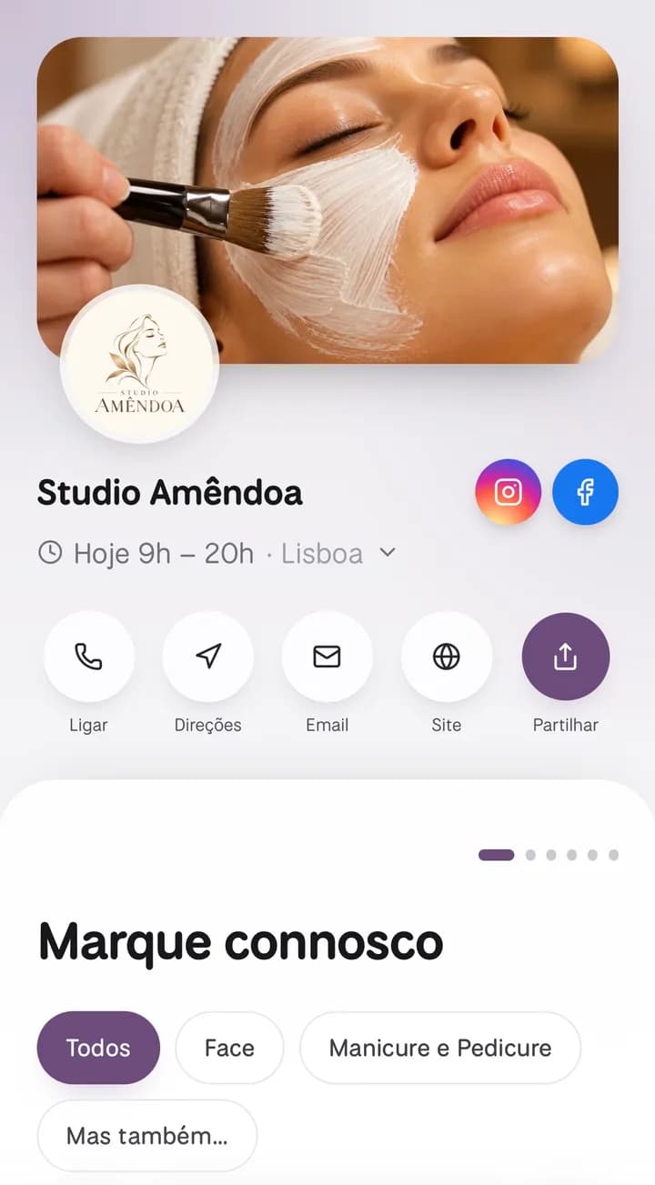 Página de marcações do Studio Amêndoa num telemóvel: fotografia de capa, logótipo, horário de hoje, botões para ligar e pedir direções, e as categorias de serviços